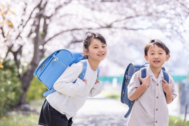 通学する子供たち