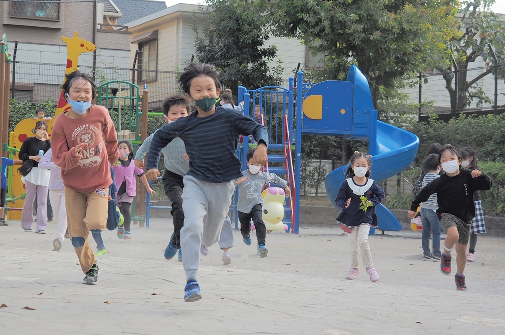公園で遊ぶ子供たち